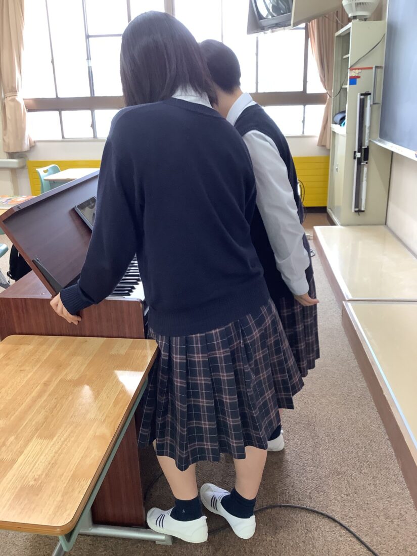 オルガンに群がる2人
